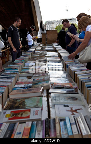 Brossura al Southbank Prenota mercato sotto il ponte di Waterloo Londra Inghilterra REGNO UNITO Foto Stock