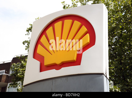 Segno sul distributore di benzina Shell, Londra Foto Stock