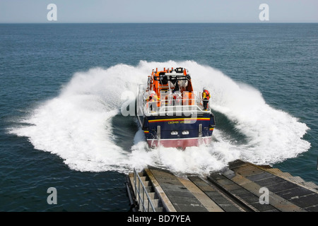 Lanciando il RNLI scialuppa di salvataggio Lester del Cromer classe Tamar Foto Stock