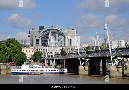 Charing Cross stazione ferroviaria e sospensione a Hungerford passerella, il Tamigi Embankment, London, Regno Unito Foto Stock