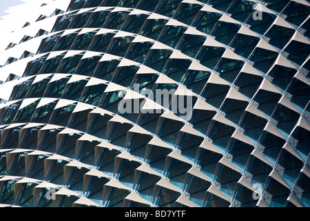 Dettaglio del tetto sfaccettato di una sala da concerto nel centro cittadino di Singapore Foto Stock