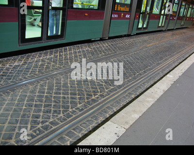 Fast metro tram il trasporto su vie nella città di notte Foto Stock