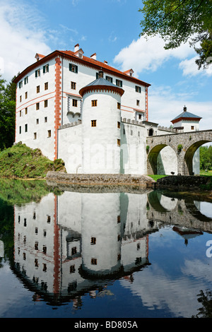 Il castello di Sneznik vicino Kozarisce, Notranjska, Slovenia. Foto Stock