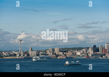 La skyline di Seattle come visto da ovest di Seattle. Navi e imbarcazioni velo le acque della Baia di Elliott. Seattle è anche una nave da crociera Port Foto Stock