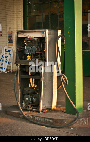 Resti della vecchia pompa di benzina in disuso della stazione di riempimento, Berkshire, Regno Unito Foto Stock