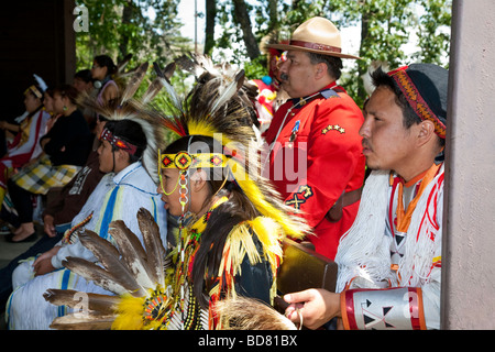 North American Plaims nativa indiana in abito tradizionale a Pow Wow nel villaggio indiano a Calgary Stampede Foto Stock
