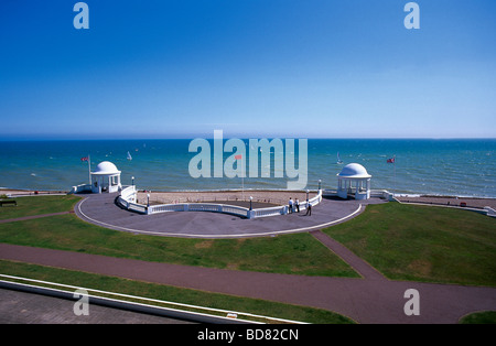 Vista dal De La Warr Pavillion con una coppia di bianco reso rotundas e piccole imbarcazioni su un bel giorno di estate Foto Stock