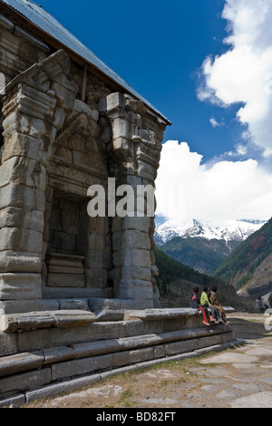 I bambini sul frontone di un antico tempio in rovina in Himalaya, Kashmir Foto Stock