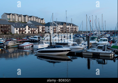 Barche ormeggiate in Aberystwyth harbour marina al tramonto del Galles Ceredigion REGNO UNITO Foto Stock