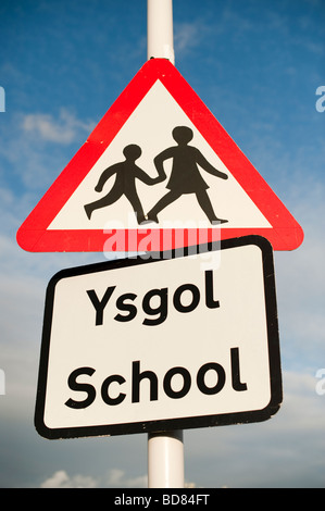 Cartello bilingue ysgol scuola inglese gallese triangolo di avvertimento segno Foto Stock