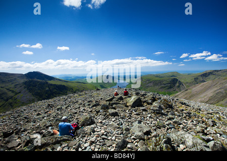 'Grande timpano' vertice 900mtr guardando sopra Wastwater Yewbarrow e mare irlandese in distanza, 'Il Lake District' Cumbria Inghilterra England Regno Unito Foto Stock