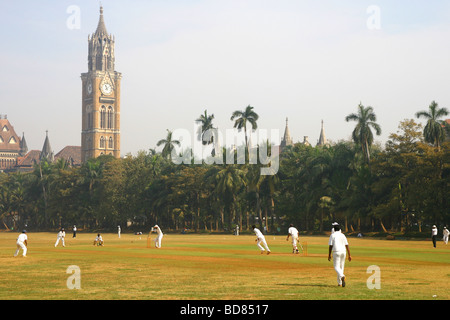 Una partita di cricket è svolto nel parco di Mumbai, India Foto Stock