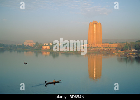 Elk150 1035 Mali Bamako fiume Niger con BCEAO torre della banca Foto Stock