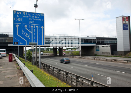 M1 Motorway Service a Leicester Forest East e cartello stradale Foto Stock