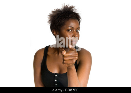 Chiudere orizzontale fino studio ritratto di un attraente donna africana puntando il dito in un gesto aggressivo Foto Stock