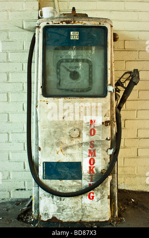 Vecchia pompa di benzina in disuso della stazione di riempimento, Berkshire, Regno Unito Foto Stock