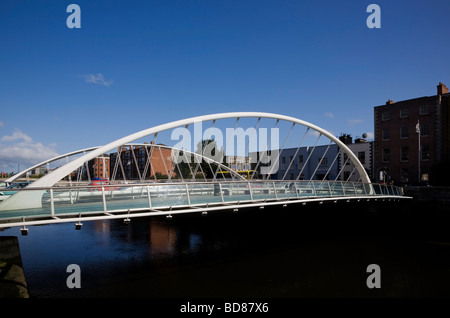 Il James Joyce Bridge sul fiume Liffey, Dublino, Irlanda Foto Stock