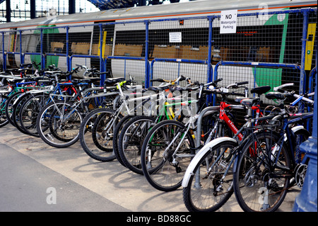 Pendolari lasciare righe di biciclette parcheggiate presso la stazione di Brighton tutti i giorni Foto Stock