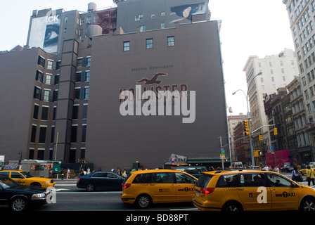 Un murale promuove la nuova Hollister store in Houston Street a New York Foto Stock