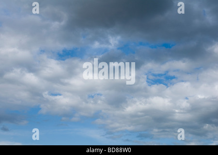 Blue sky di presagio di colore grigio scuro e pioggia nuvole di formatura. Foto Stock