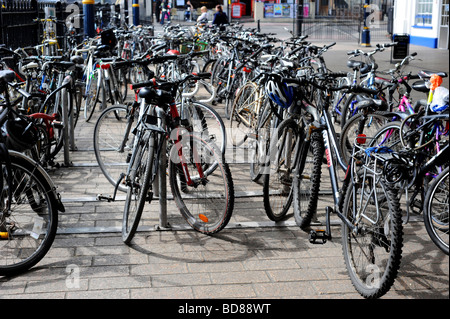 Pendolari lasciare righe di biciclette parcheggiate presso la stazione di Brighton tutti i giorni Foto Stock