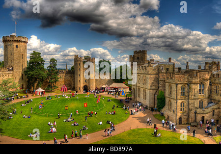 Visitatori vagare intorno al cortile interno presso il Castello di Warwick, Warwick, England, Regno Unito Foto Stock