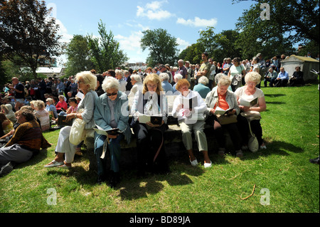 La folla raccolta sul sagrato per ascoltare i funerali di ww1 veterano Henry Allingham presso la chiesa di San Nicola in Brighton Foto Stock