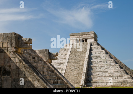 Il Tempio di Kukulcan El Castillo in primo piano è la piattaforma delle aquile e i giaguari Chichen Itza Messico Foto Stock