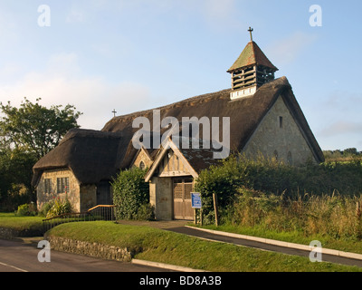 St Agnes chiesa con tetto di paglia di baia di acqua dolce Isle of Wight England Regno Unito Foto Stock