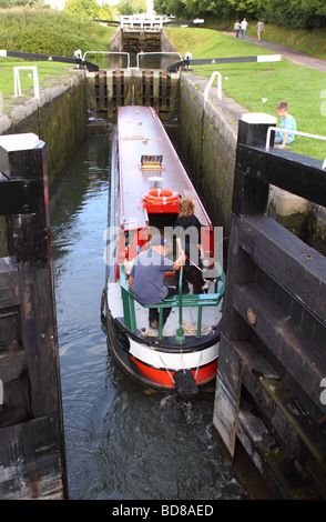 Narrowboat canal boat passando lungo il Kennet and Avon canal presso la collina di Caen si blocca nel Wiltshire, Inghilterra Foto Stock