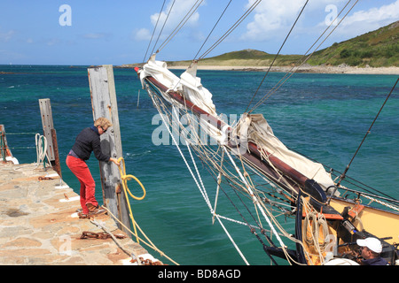 Imbarcazione a vela nel porto di Herm Isole del Canale Foto Stock