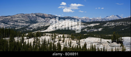 Visualizzare tra aspre montagne di granito del parco nazionale di Yosemite in California Foto Stock