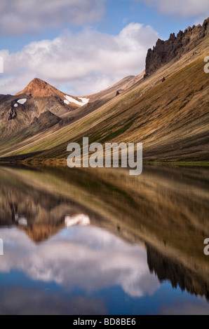 Chiesa lago di montagna, Landmannalaugar, Islanda Foto Stock