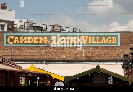 Banner in appena ricostruito Camden Lock Village, Londra Foto Stock