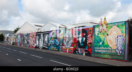 Murales sulla parete internazionale in Divis Street, in fondo alla strada cade nella parte occidentale di Belfast, Irlanda del Nord Foto Stock