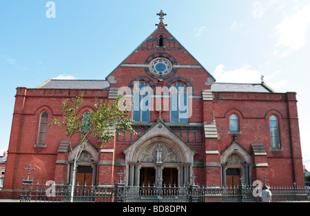 Facciata di San Paolo la Chiesa cattolico romana, Falls Road, West Belfast, Irlanda del Nord Foto Stock