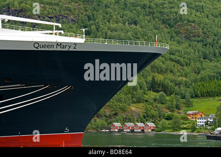 Queen Mary 2 ancorata al Flaam in Norvegia Foto Stock