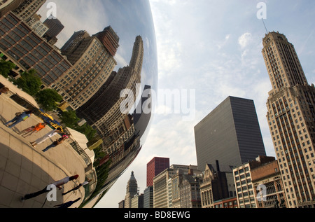 Lo skyline di Chicago riflesso in scultura Foto Stock
