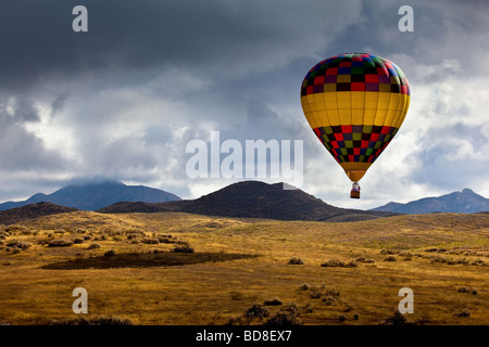 In mongolfiera ad aria calda su un campo a Temecula California Foto Stock