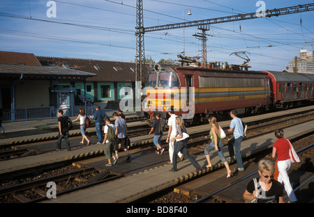 Le persone che attraversano la linea ferrovia a Nove Zamky stazione ferroviaria in Slovacchia Foto Stock