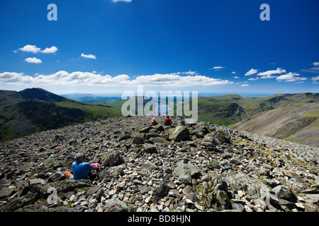 'Grande timpano' 900mtr Summit guardando sopra Wastwater Yewbarrow e nella distanza mare irlandese " Il Lake District' Cumbria Inghilterra England Regno Unito Foto Stock