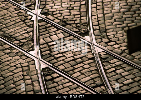 Repubblica Ceca, Praga, strada acciottolata, tram Foto Stock