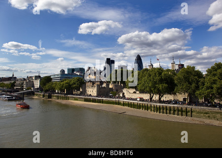 Vista verso ovest lungo il fiume Tamigi da Tower Bridge cercando per la città Foto Stock