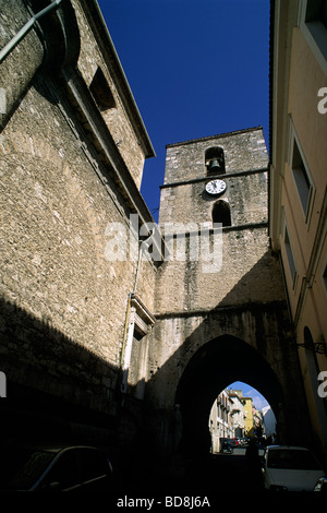 Italia, Molise, Isernia, cattedrale, campanile, arco di San Pietro Foto Stock