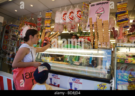 Donna acquisto di gelato per figlio a mare in Southport MERSEYSIDE REGNO UNITO Foto Stock