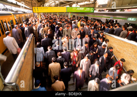 Il traffico dei pendolari che entrano ed escono in movimento alla città la stazione della metropolitana di Tokyo Foto Stock