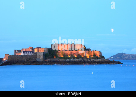 Castle Cornet St. Peter Port Guernsey di notte nelle isole del Canale Foto Stock