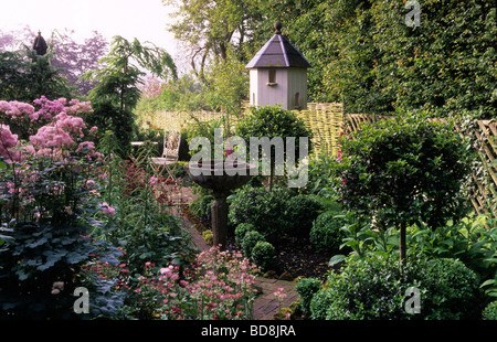 Giardino privato Surrey hazel recinto tessuto yew topiaria da Foto Stock