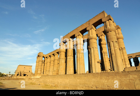 Sun grande corte di Amenhotep III a Luxor Tempio di Tebe Egitto Foto Stock