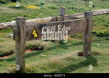 Segno attenzione alle persone di tenersi lontano da un pericoloso cliff edge Foto Stock